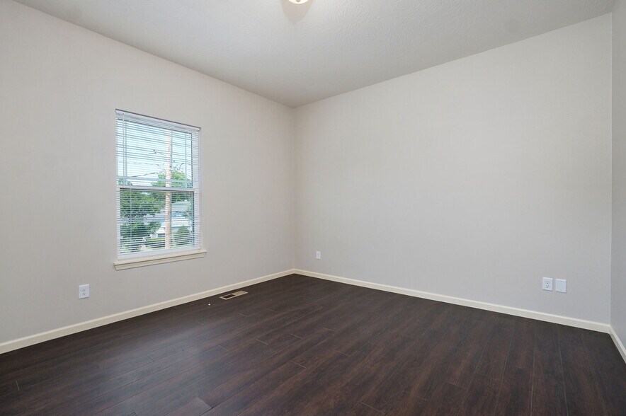 Building Photo - 1320 E Elm St