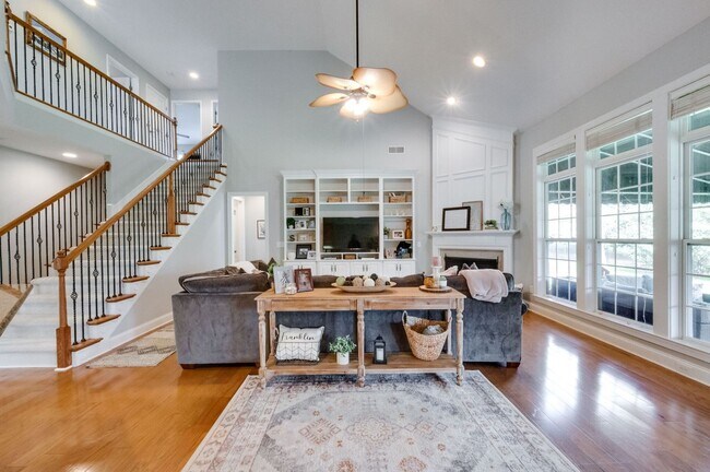 Building Photo - 4 Bedroom, 3.5 Bathroom Executive Home with Fenced Yard and 3 Car Garage.
