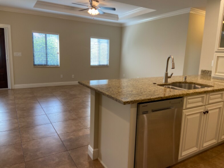 Building Photo - 4412 Vanda Dr