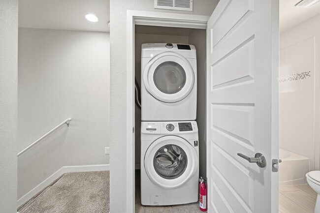 Building Photo - $2,395.95, Two Bedroom, 2.5 bathroom Townhome in Broomfield