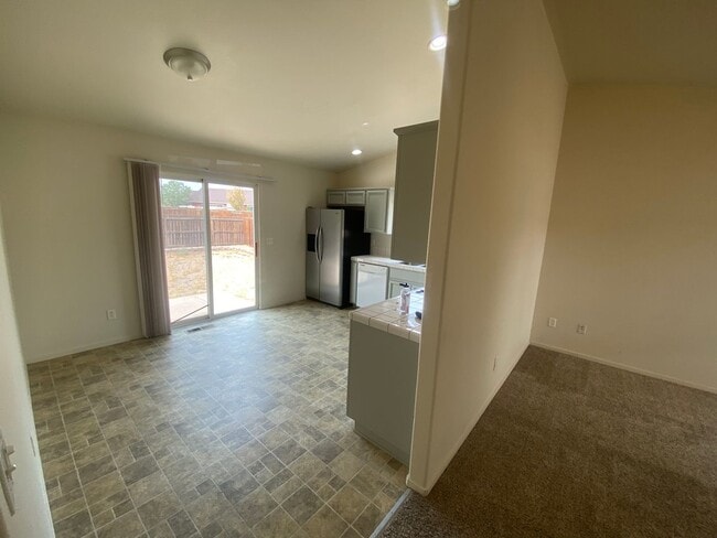 Building Photo - Charming 3 Bedroom