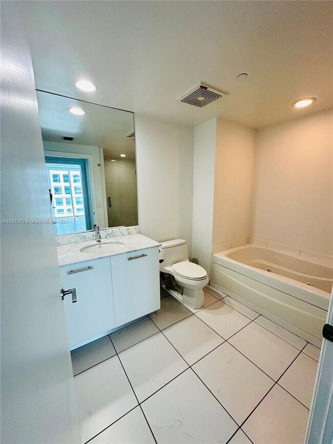 Building Photo - 500 Brickell Ave
