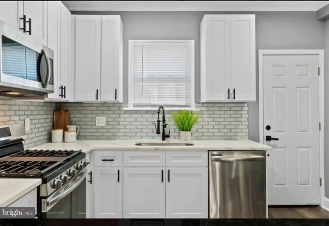 Building Photo - 3248 Leverton Ave