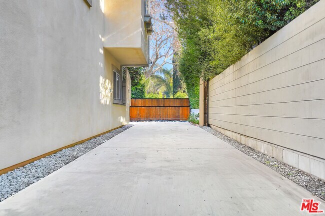 Building Photo - 743 N Las Palmas Ave