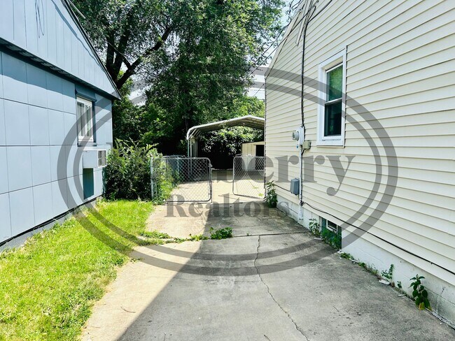 Building Photo - 2979 S Byrne Rd
