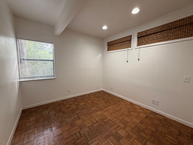 Building Photo - 802 Leonard St
