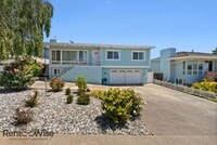 Building Photo - 1120 Oakwood Dr