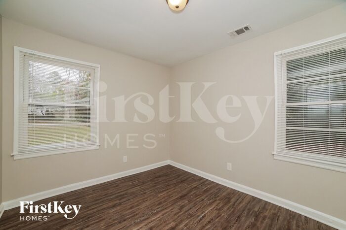 Building Photo - 2922 Hall Dr SE