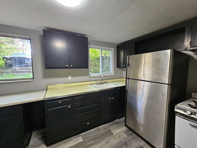 Building Photo - 2 bed 1 bath house for rent in Carrick !