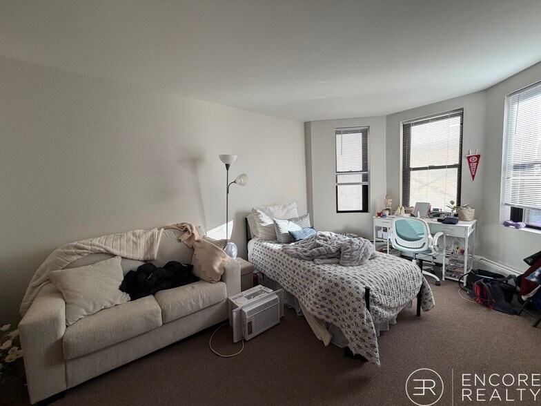 Building Photo - 843 Beacon St