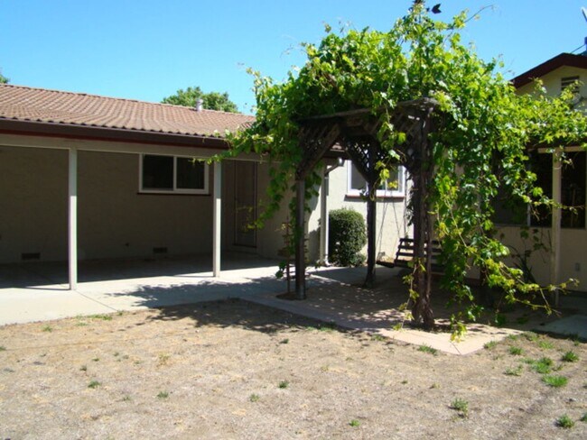 Building Photo - 14976 Ridgetop Dr