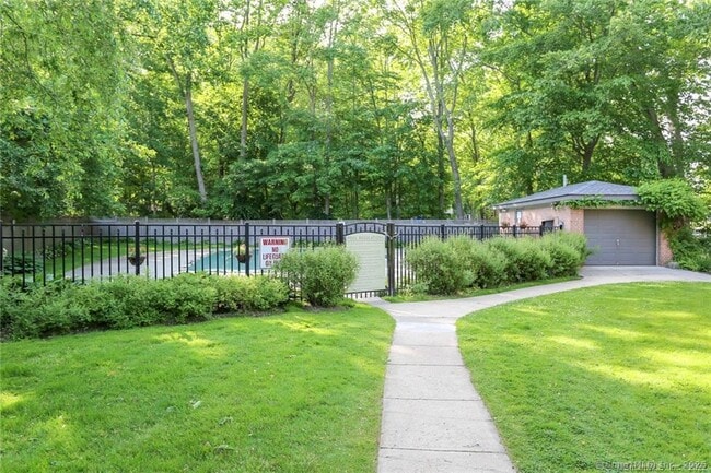 Building Photo - 160 Fairfield Woods Rd