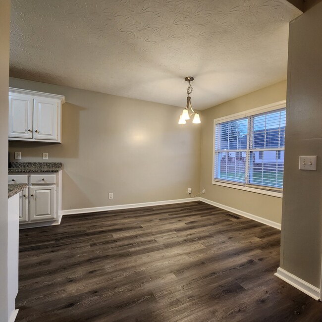 Dining Area - 402 Arabian Ln