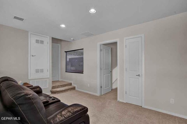 Building Photo - 4016 Camelot Heights Dr