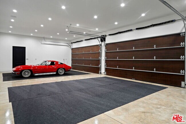 Building Photo - 20101 SW Cypress St