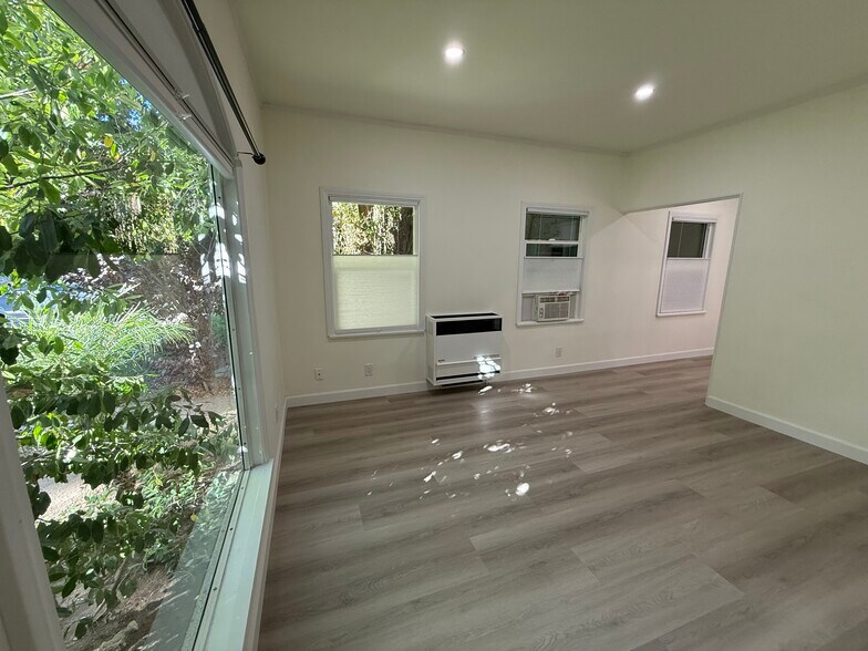 Building Photo - 208 N La Peer Dr