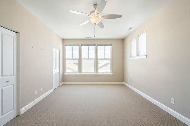 Building Photo - 3 bedroom, 2 1/2 bath unfurnished Townhouse located in Surf City-Ocean views