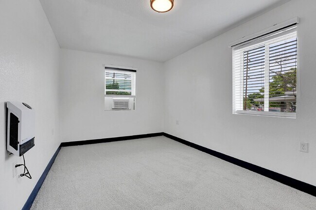 Building Photo - $2,850 - 3 Bed, 2 Bath Updated Home in Den...