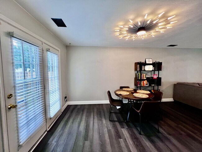 Building Photo - Beautiful home nestled in the neighborhood...