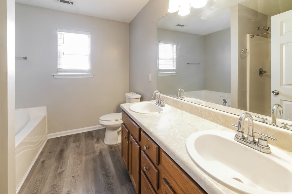 Building Photo - 202 Oakwood Pl