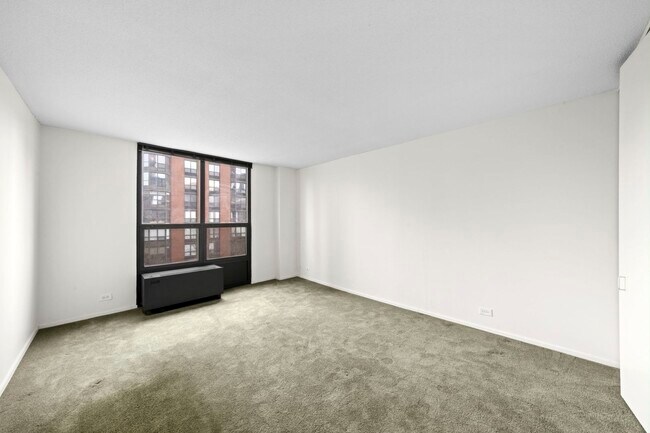 Building Photo - 899 S Plymouth Ct