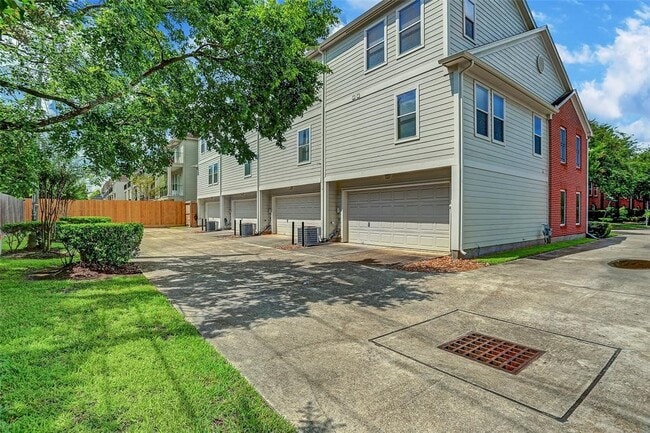 Building Photo - 934 E Heights Hollow Ln