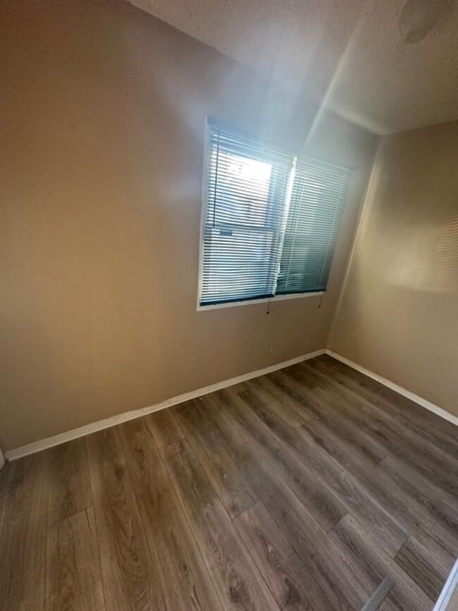 Building Photo - 254 Ernst St