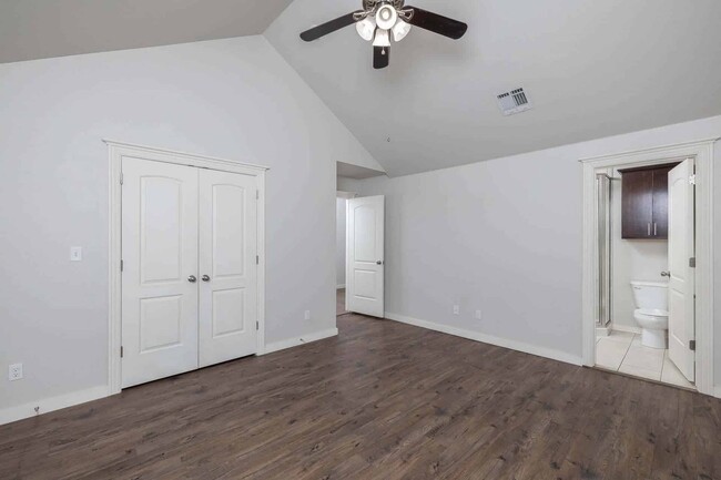 Building Photo - 483 Sang