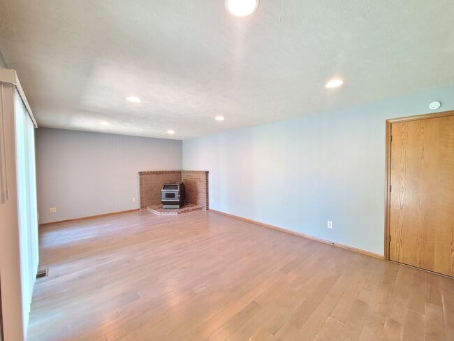 Building Photo - 3425 E 61st Ave