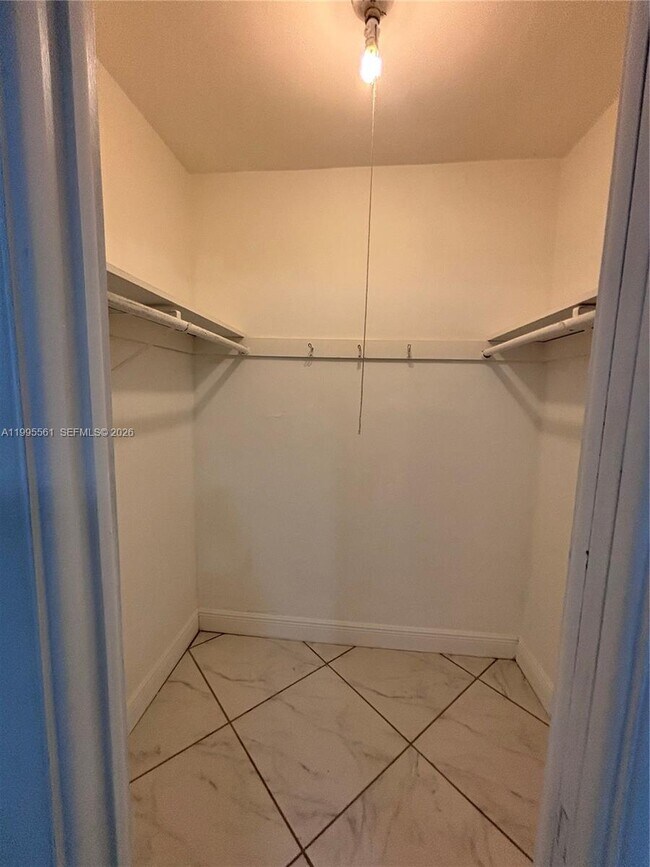 Building Photo - 839 S Highland Dr