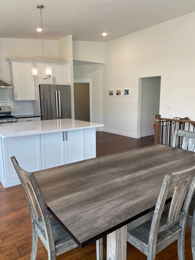 Building Photo - 5466 Sandhill Lp