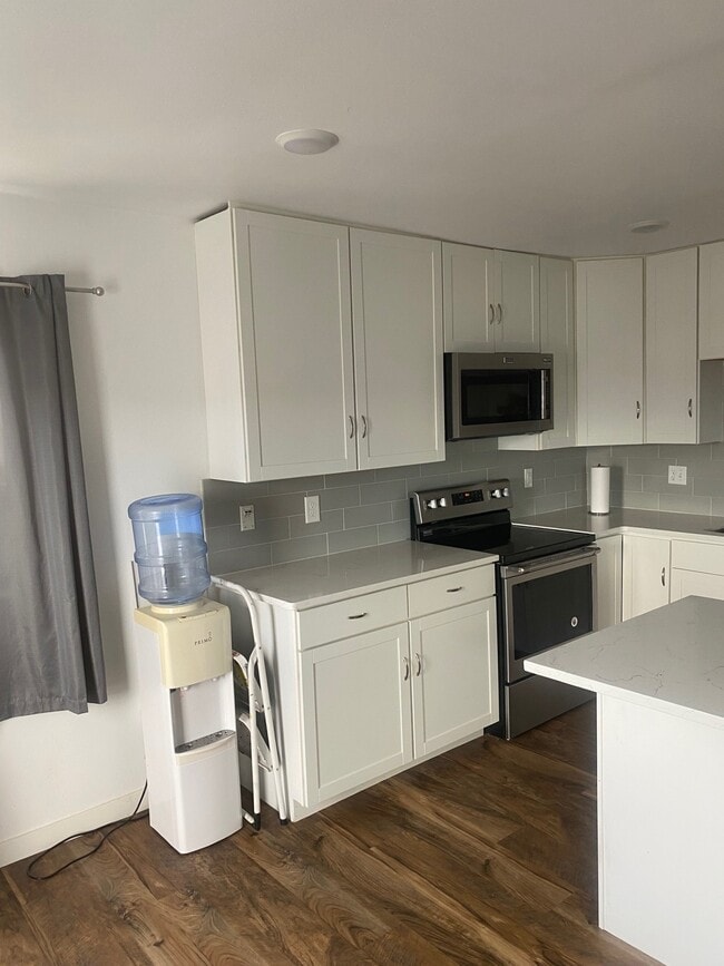 Building Photo - 305 Stedman St