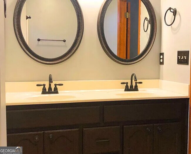 Building Photo - 502 Hunt Club Rd