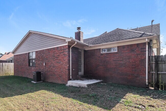 Building Photo - 6610 Shaker Ln