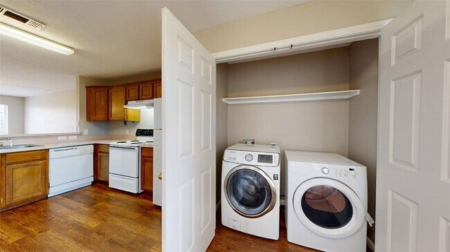 Building Photo - 1507 Hollow Hill Dr