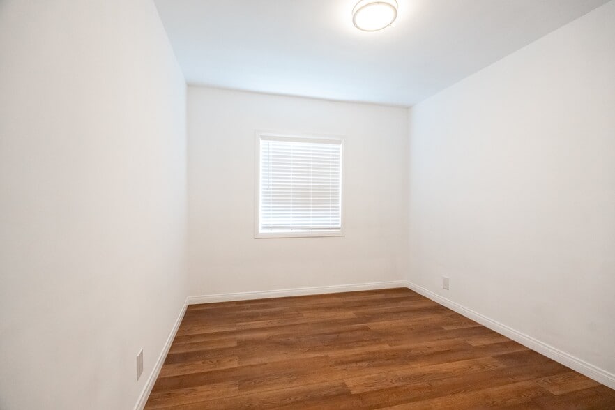 Building Photo - 15942 Devonshire St