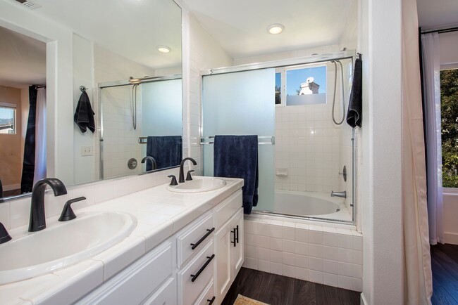 Building Photo - Storke Ranch 3-bd/2.5 bth Home!