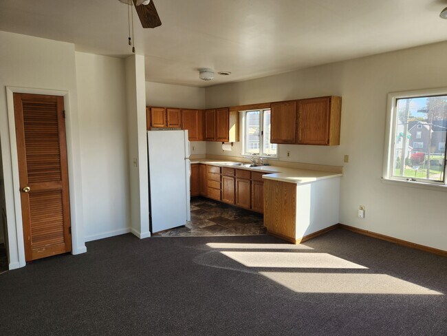 kitchen - 329 N Hamilton St