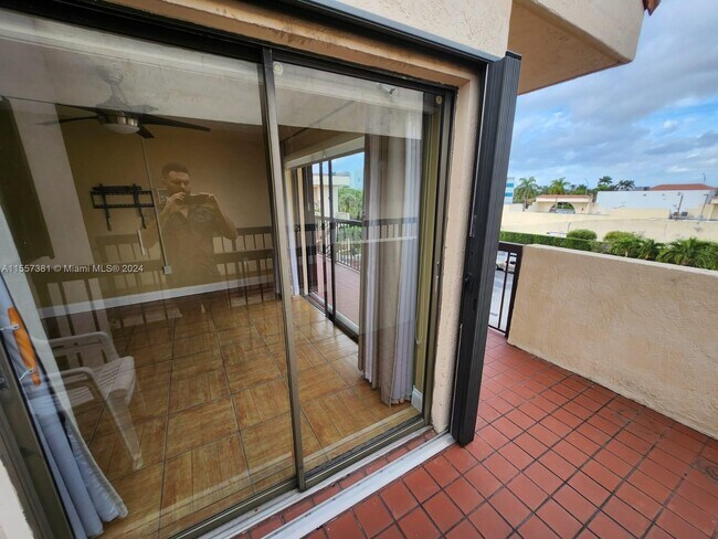 Building Photo - 995 SW 84th Ave