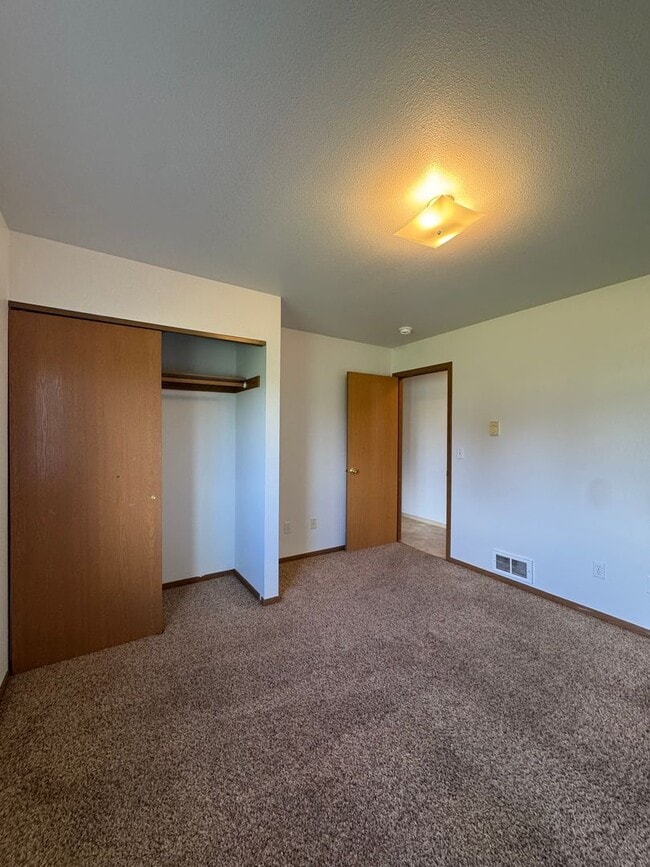 Building Photo - 907 E White Birch Ave