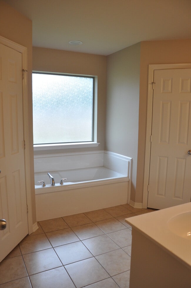 Building Photo - Coming Soon! Lovely 3 Bedroom 2 Bath Home ...