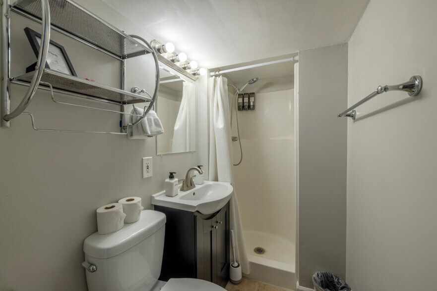 Building Photo - 356 E Utopia Ave