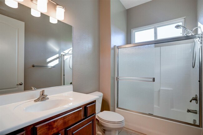 Building Photo - Lower price! Beautiful 2 bed + den, 2 bath Home Located in Quailwood!