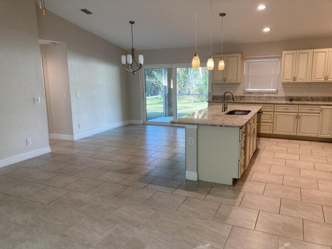 Building Photo - 1641 S San Mateo Dr