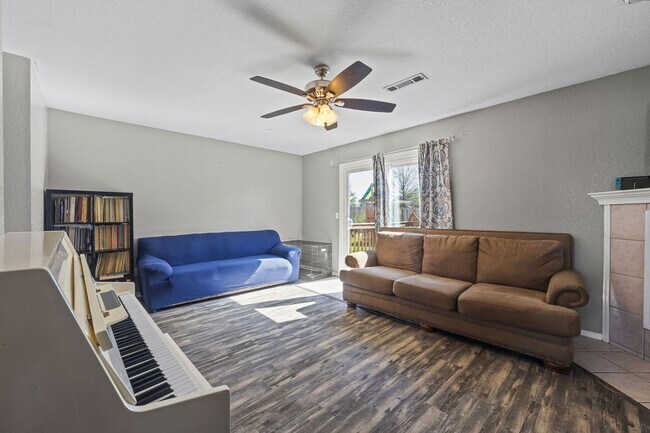 Building Photo - Spacious 3-Bedroom Home in Bentonville’s E...