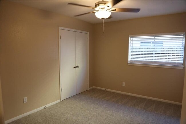 Building Photo - 12030 Hedgegate Dr