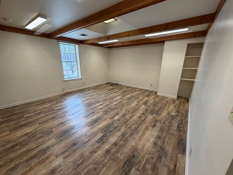 Building Photo - 100 W Main St