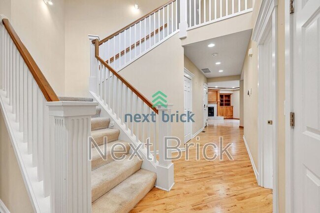 Building Photo - 1861 30th Ave NE