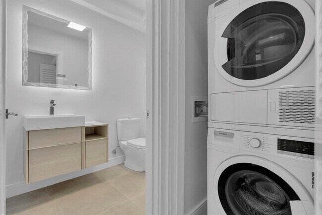 Building Photo - 708 E 6th St