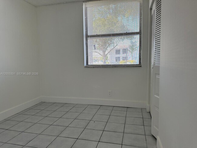 Building Photo - 215 Lake Pointe Dr